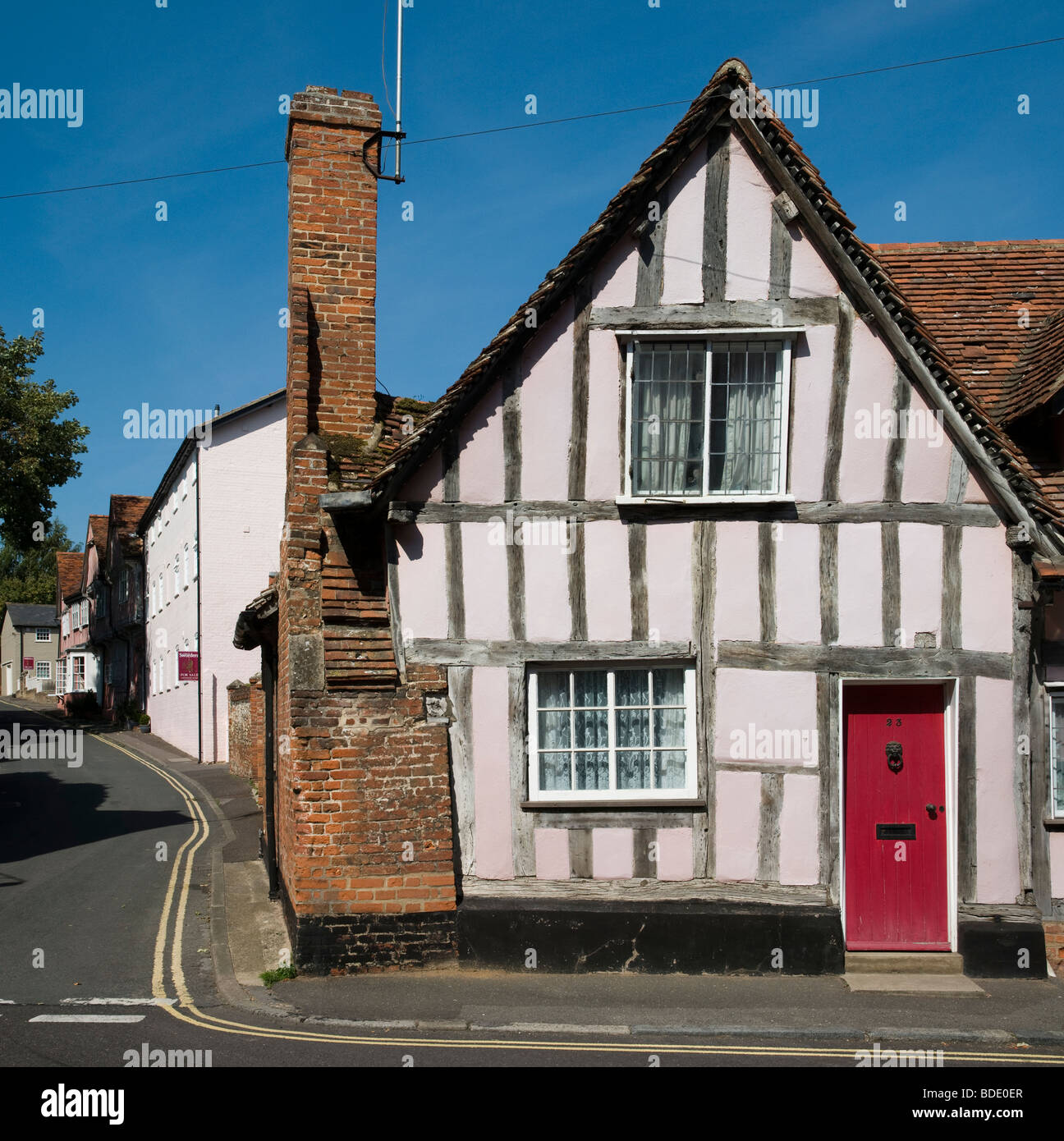 Une maison médiévale anglaise traditionnelle sur un coin de rue en Angleterre. Banque D'Images