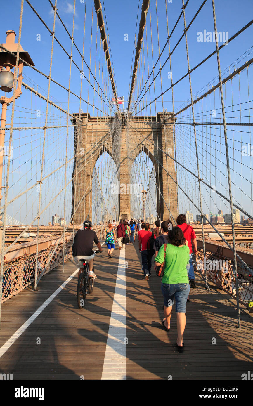 Cyclistes et piétons sur le pont de Brooklyn Banque D'Images