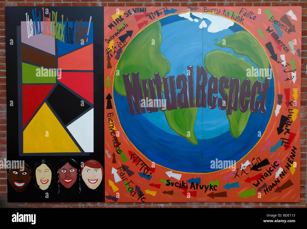 L'Irlande du Nord, Belfast, Ouest, Falls Road, fresque avec un message sur le respect mutuel des cultures et des croyances. Banque D'Images