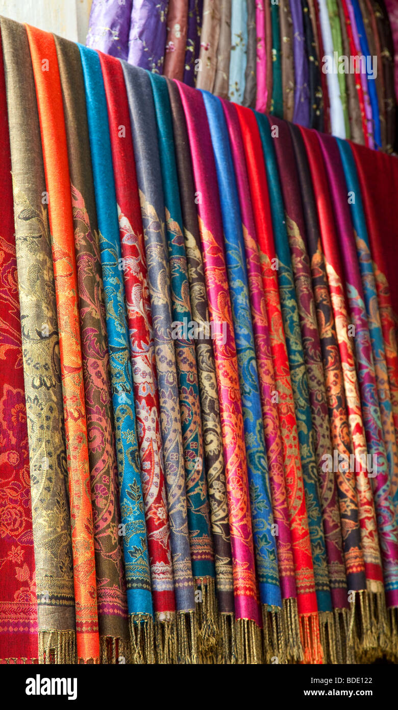 Foulards en soie, Vietnam Photo Stock - Alamy