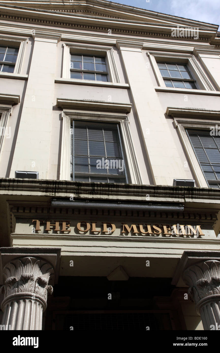 L'Irlande du Nord, Belfast, Ouest, College Square face nord de l'ancien Musée Arts Centre Banque D'Images