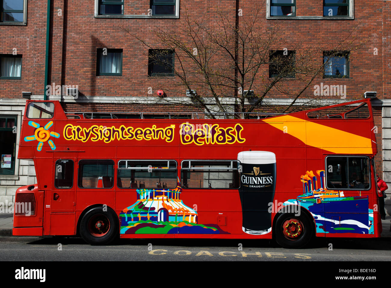 L'Irlande du Nord, Belfast, College Avenue, Red open top double deck bus de tournée à l'extérieur de l'hôtel Jurys Hotel. Banque D'Images