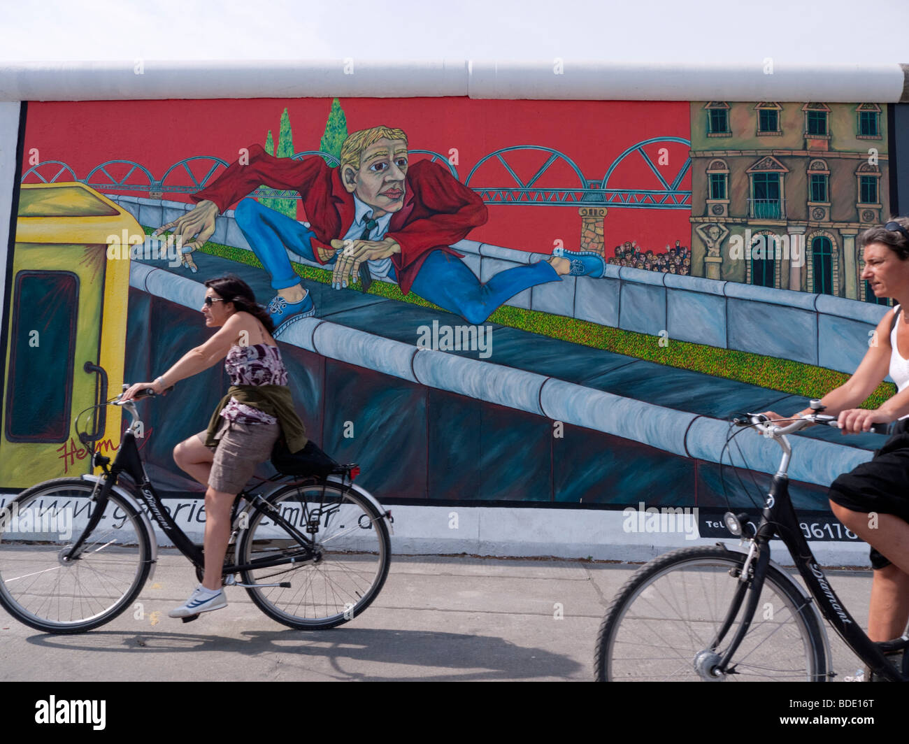 Repeint récemment murale sur mur de Berlin à l'East Side Gallery à Berlin Allemagne Banque D'Images