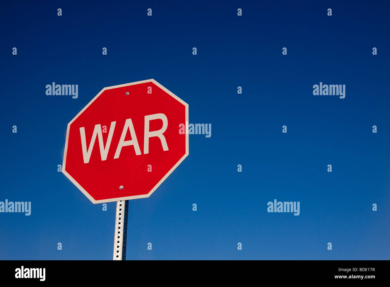 Un roadsign disant 'STOP' Banque D'Images