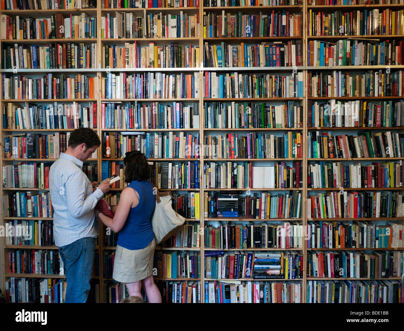 Couple revue dans une librairie à Prenzlauer Berg à Berlin, Allemagne Banque D'Images