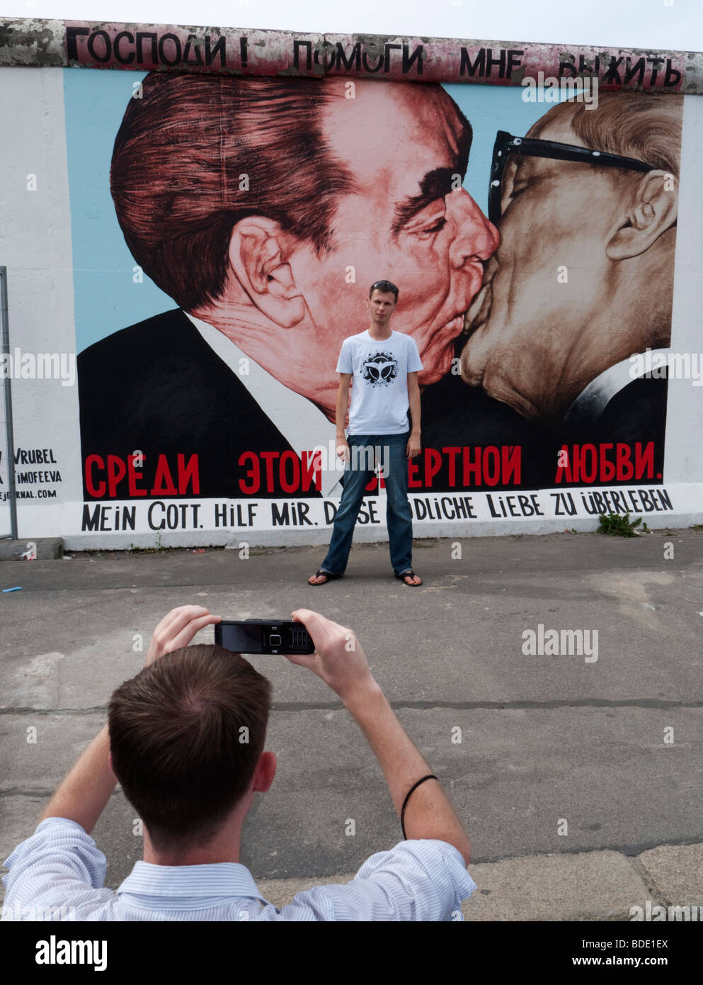 Mur de Berlin - repeint peinture appelé le baiser par Dmitry Vrubel sur mur de Berlin à l'East Side Gallery à Berlin Banque D'Images