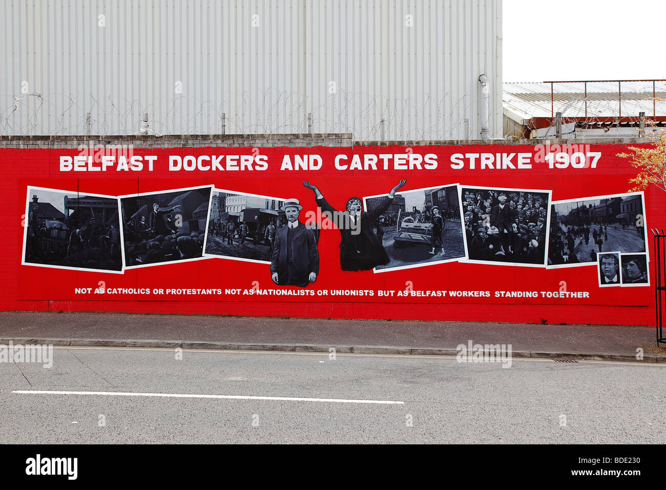 L'Irlande du Nord, Belfast, Falls Road, Murale commémorant les 1907 dockers et charretiers grève Banque D'Images