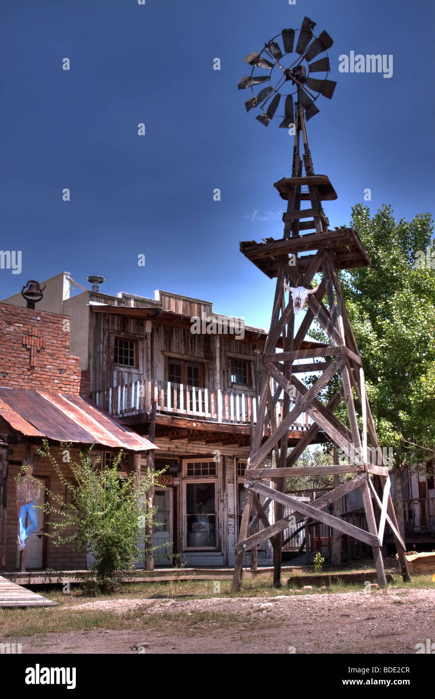 Une ancienne pharmacie de l'ouest sauvage et la pompe à eau dans la ville de Tombstone Arizona Banque D'Images