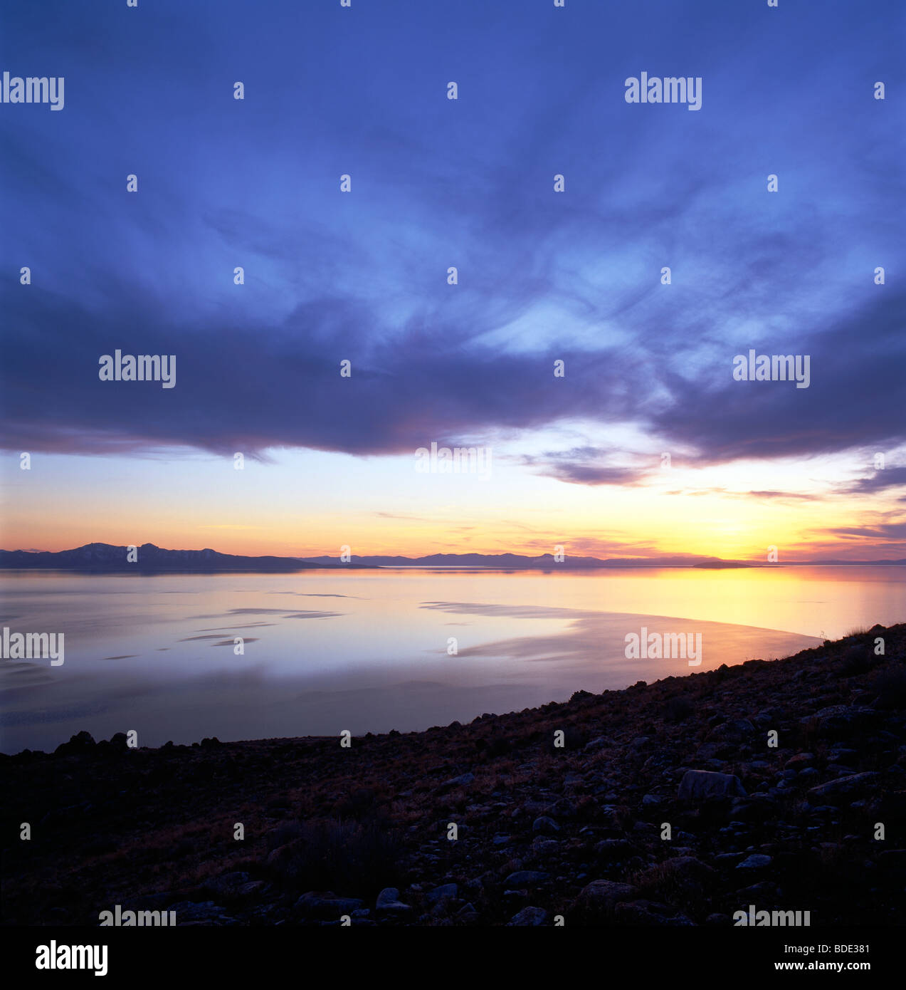 Vue du coucher de soleil à partir de Buffalo Point de Carrington et Stansbury Îles et montagnes, au bord du lac Great Salt Lake, Utah, États-Unis Banque D'Images