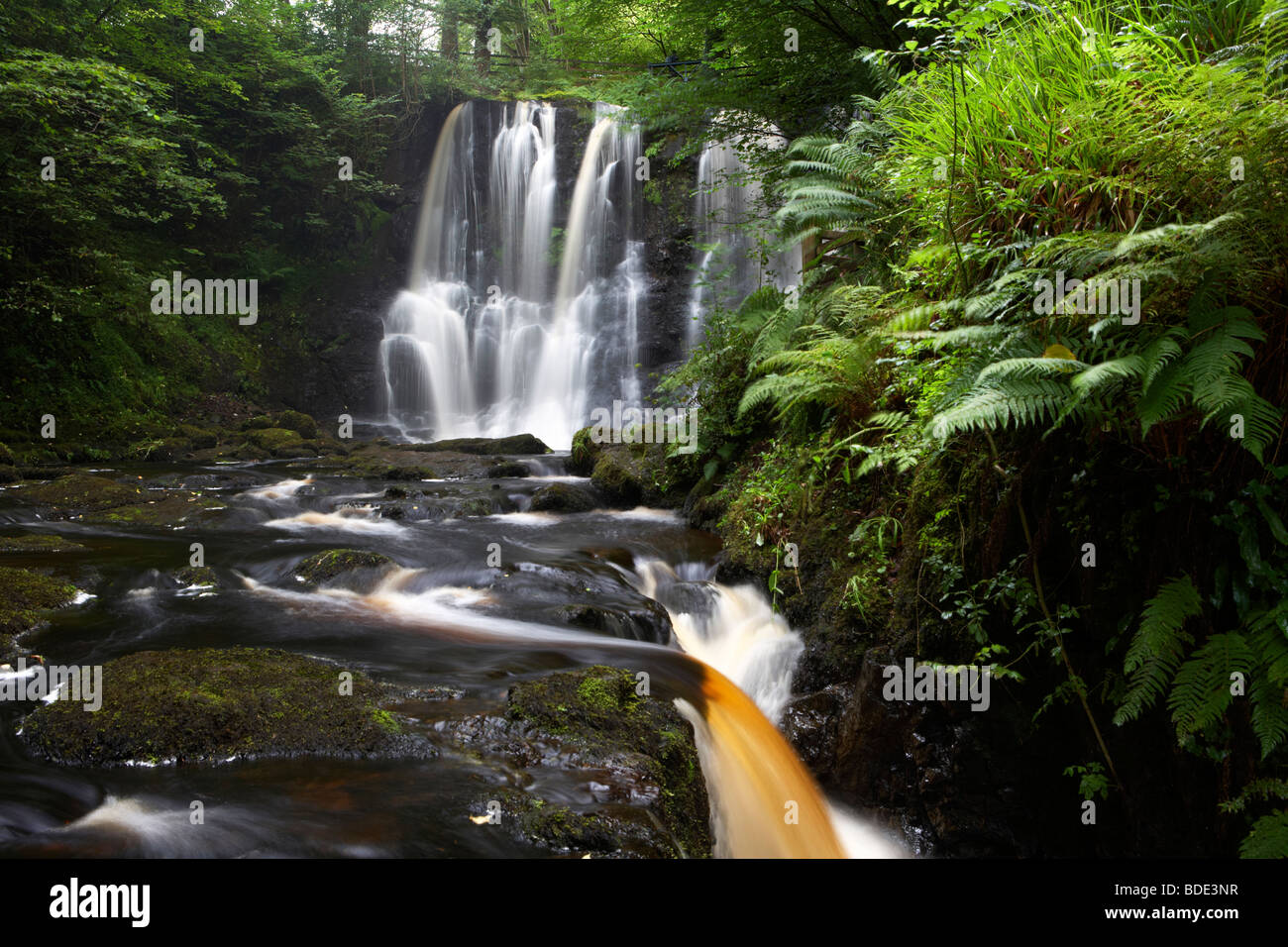 Ess-na-crub cascade sur la rivière inver glenariff Forest Park dans le comté d'Antrim en Irlande du Nord uk Banque D'Images
