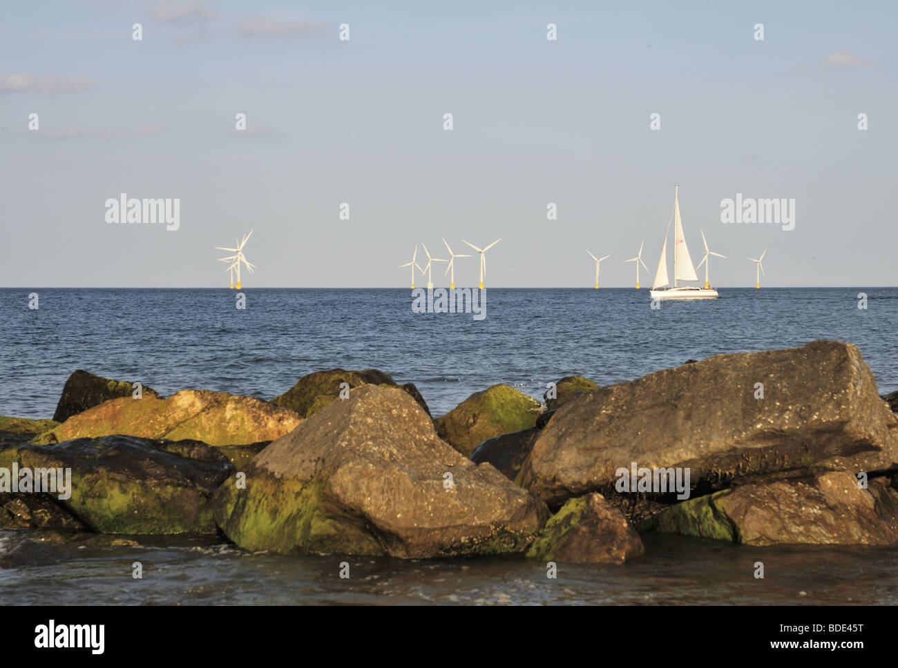 Parc éolien offshore de Norfolk et bateau à voile, au Royaume-Uni. Banque D'Images