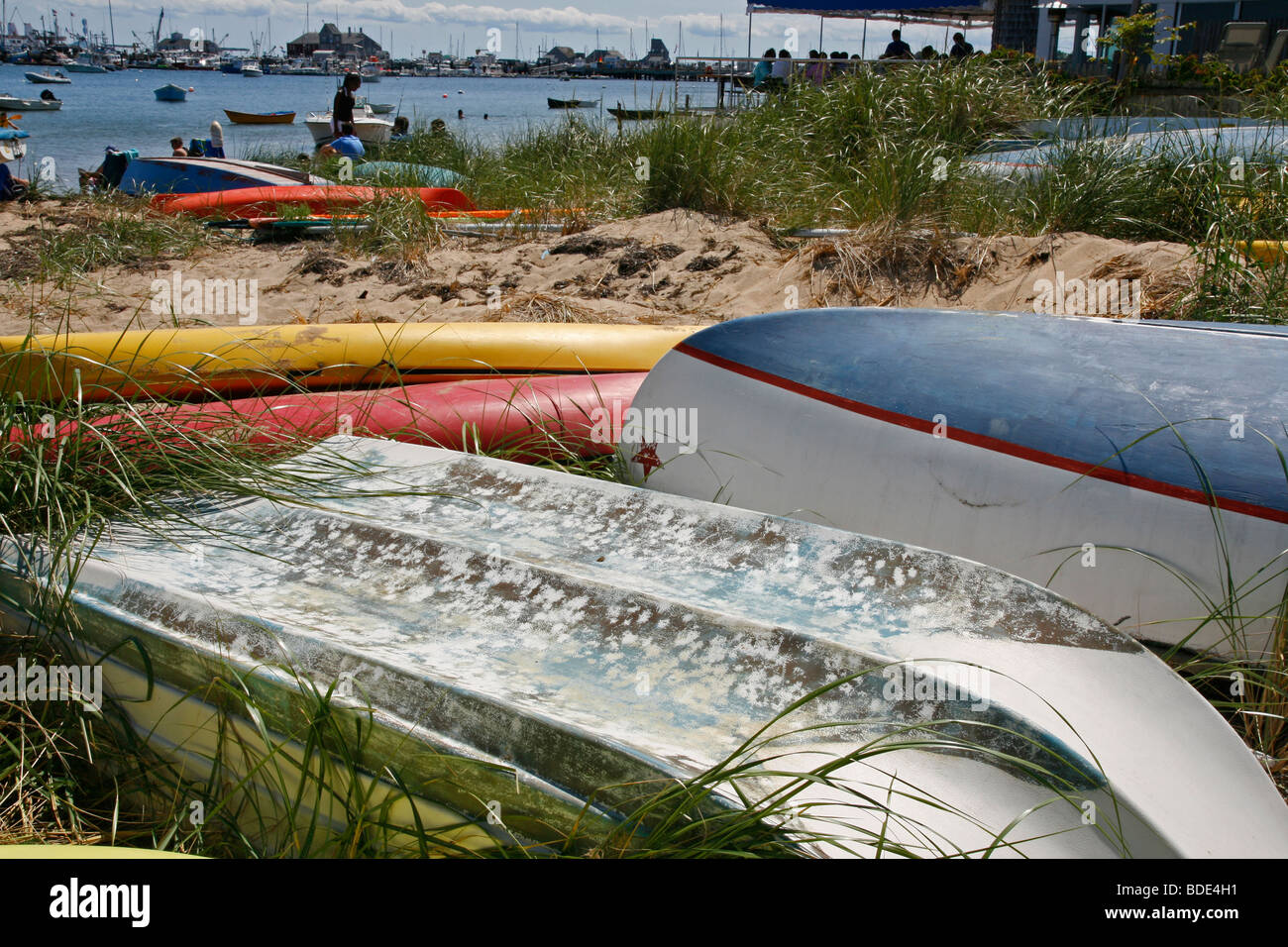 Ligne tournée vers le bateaux et kayaks dans du sable et de la plage de l'herbe sur la baie de Cape Cod, Massachusetts. Banque D'Images