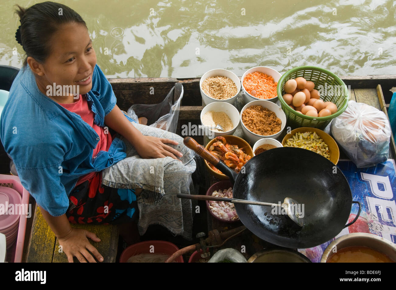 Faire du vendeur de nouilles pad thaï à un marché flottant à Bangkok, Thaïlande Banque D'Images