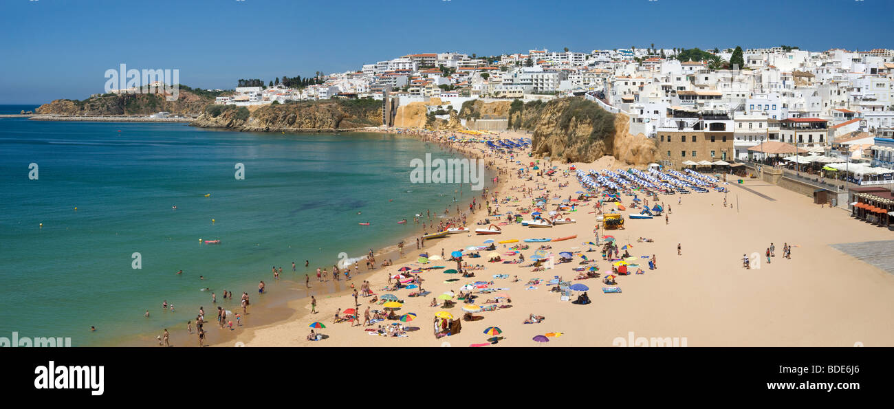 Portugal Albufeira ville et à la plage en été Banque D'Images