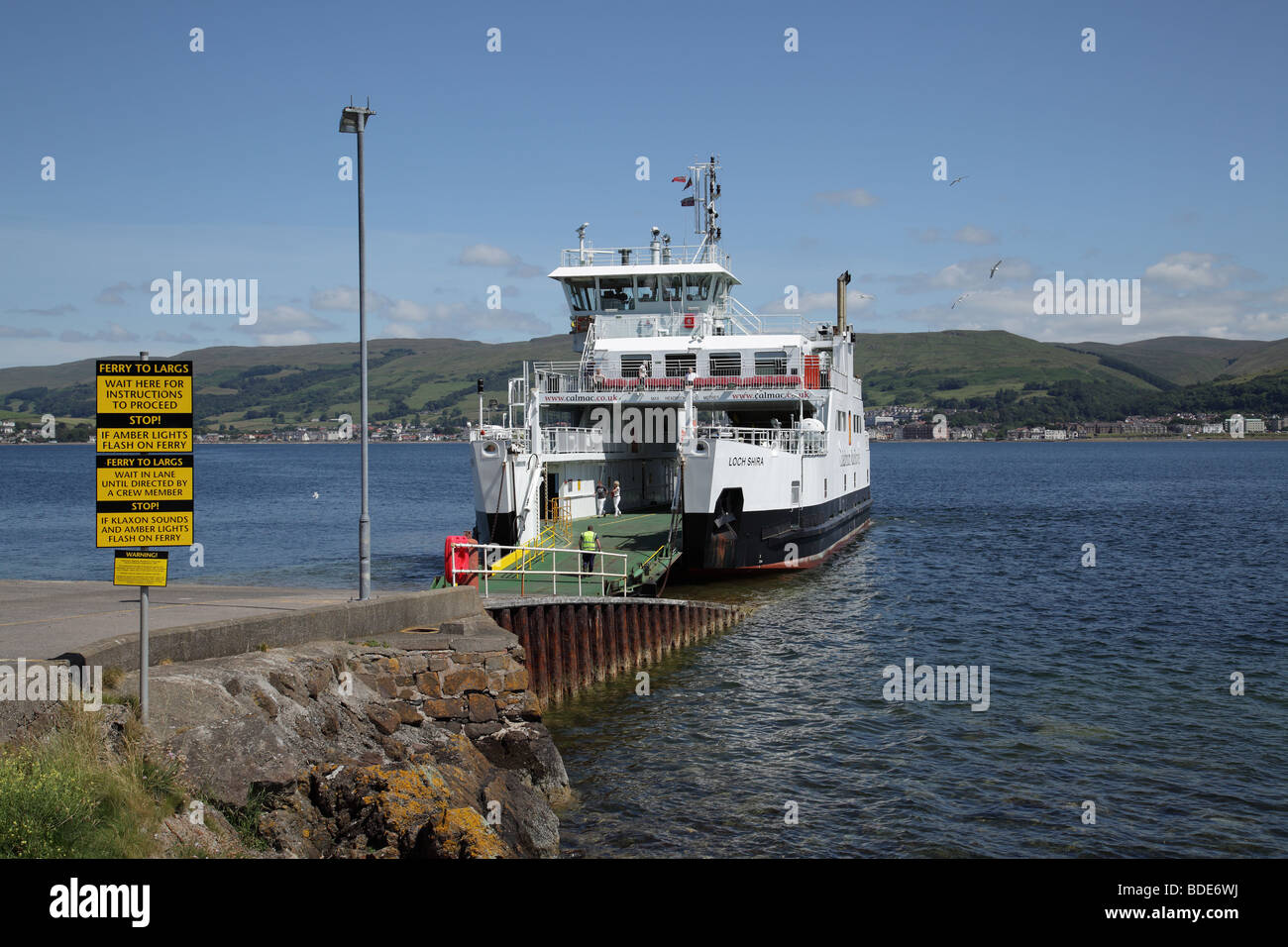 CalMac Ferry MV Loch Shira sur la cale à Great Cumbrae après avoir voyagé de Largs, Écosse, Royaume-Uni Banque D'Images