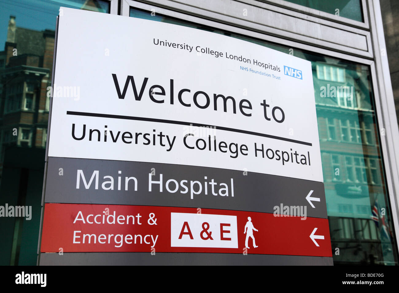 Panneau d'entrée à l'université college hospital sur Tottenham Court road London uk Banque D'Images