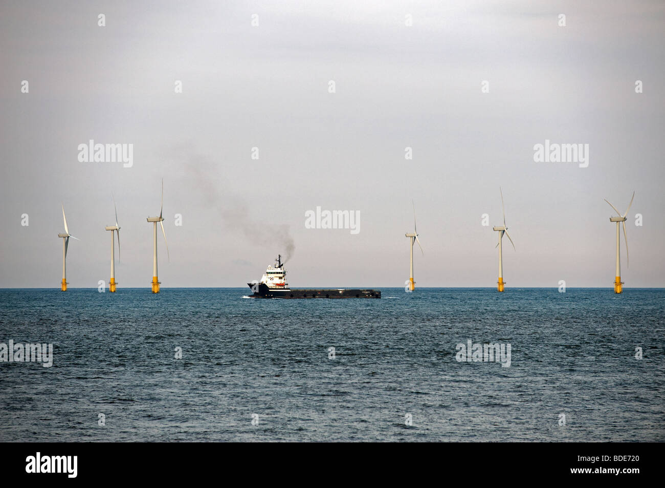Navire naviguant au-delà de la ferme éolienne de Scroby Sands, à deux milles au large de Great Yarmouth, Norfolk, Royaume-Uni. Banque D'Images