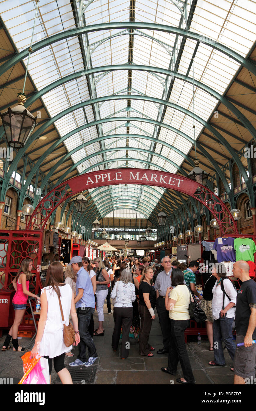 Foules shopping pour l'artisanat et des antiquités au sein du marché apple Covent garden london uk Banque D'Images