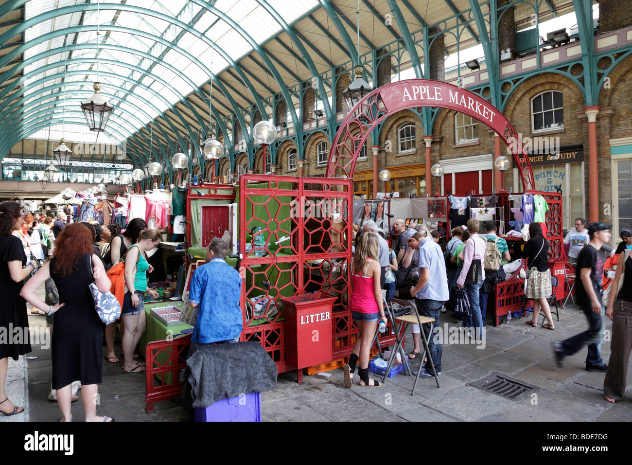 Foules shopping pour l'artisanat et des antiquités au sein du marché apple Covent garden london uk Banque D'Images