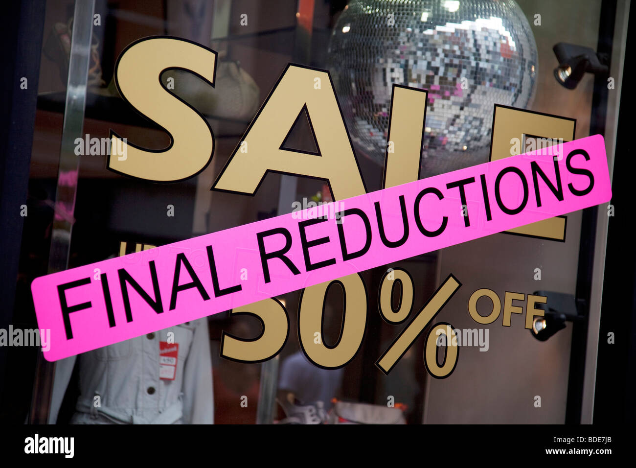 Bond Street shop sale sign offrant des réductions finales, le centre de Londres Banque D'Images