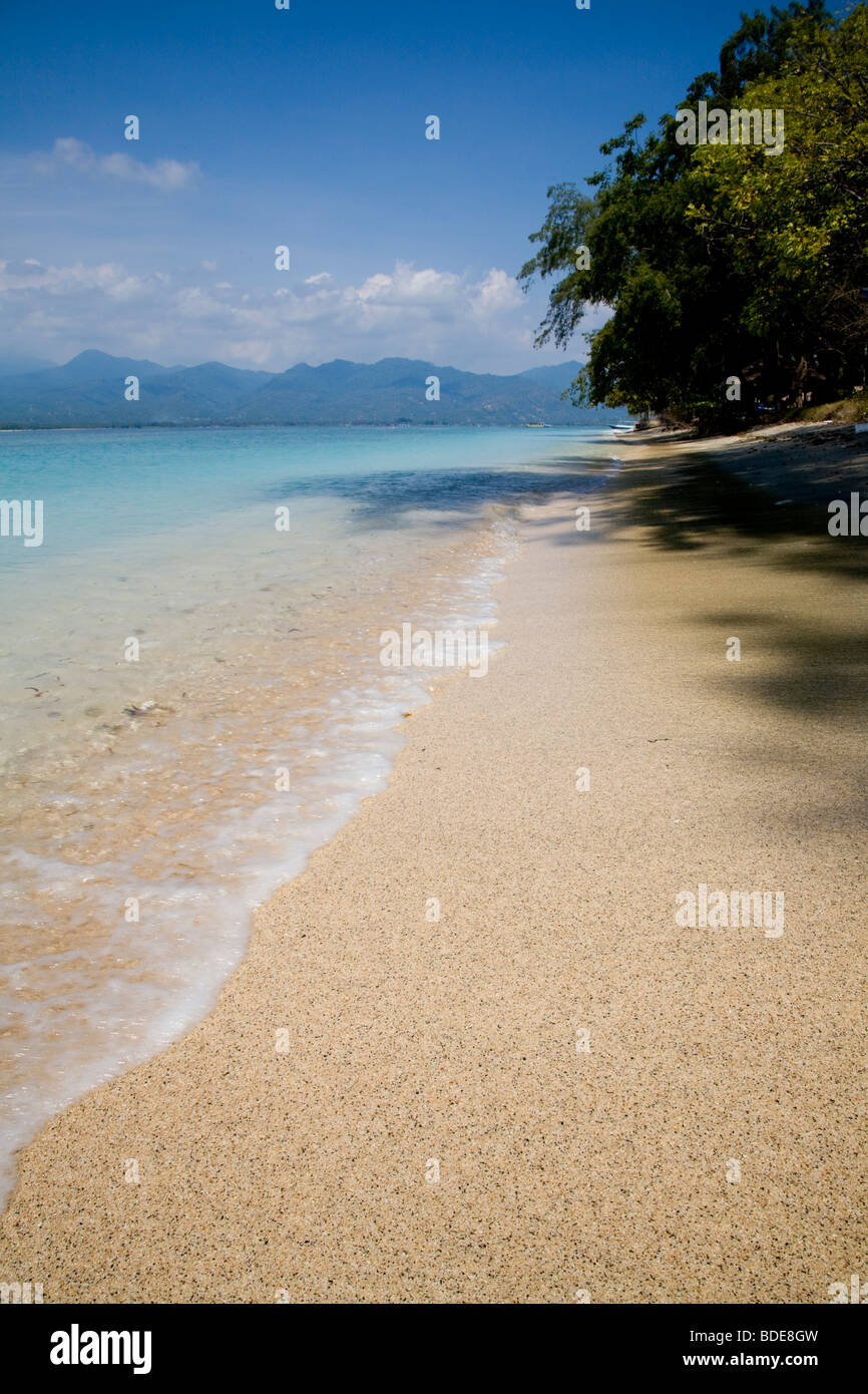 Belle plage sur le côté est de Gili Air avec Lombok dans la distance, l'Indonésie Banque D'Images