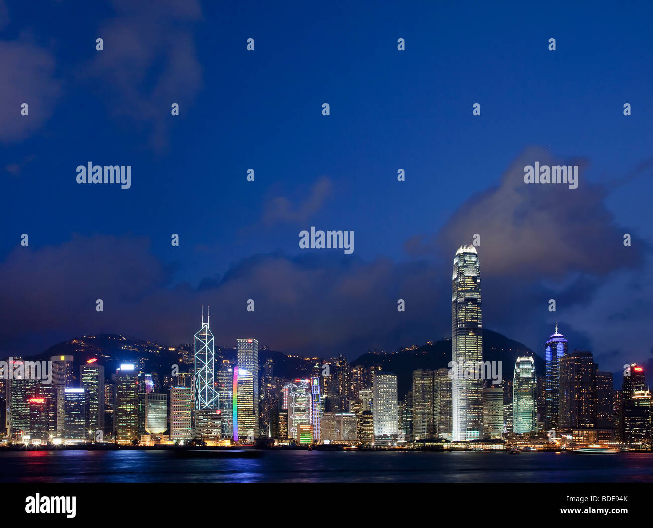 Vue sur le port de Victoria d'immeubles de grande hauteur dans la nuit à Hong Kong, Chine. Banque D'Images