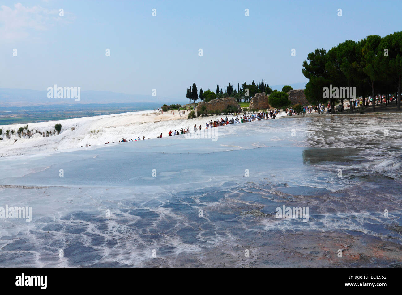 Les gens marche sur calcaire blanc à Pamukkale Hierapolis travertins (), Pamukkale, Turquie, Août 2009 Banque D'Images