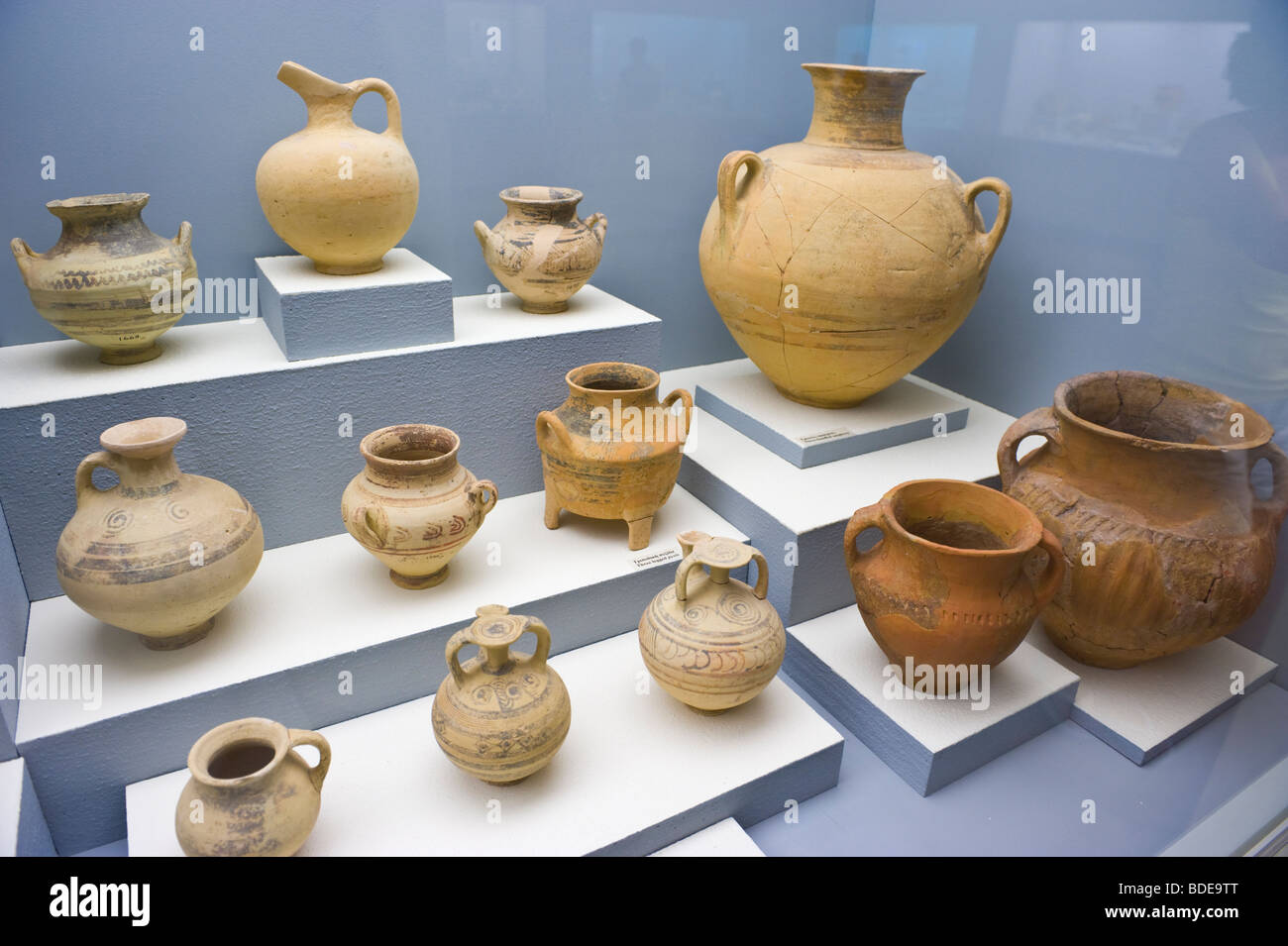 Affichage cas avec poteries anciennes dans le musée archéologique à Argostoli sur l'île grecque de Céphalonie, Grèce GR Banque D'Images
