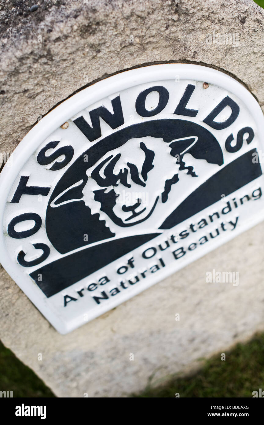 Cotswolds "espace de beauté naturelle exceptionnelle" la pierre et le métal sign Banque D'Images