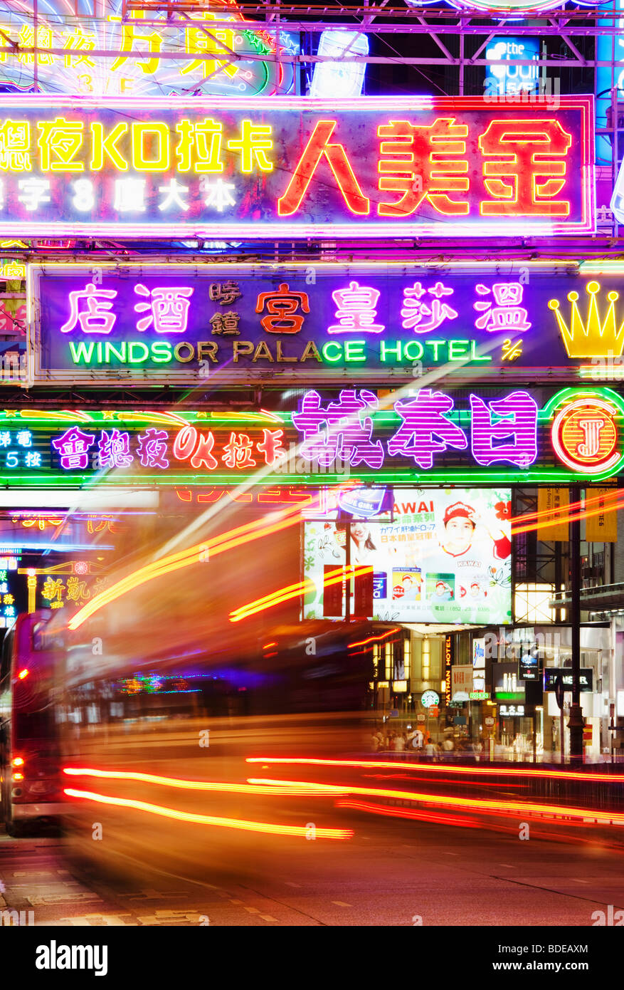 Enseignes au néon et lumière bus trail à Tsim Sha Tsui, Kowloon, Hong Kong, Chine. Banque D'Images