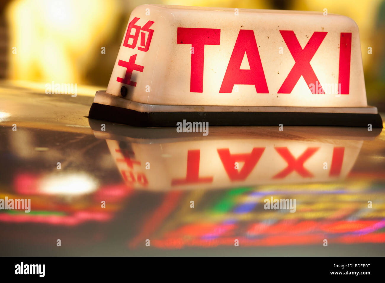 Enseignes au néon et lumière taxi Kowloon Tsim Sha Tsui Hong Kong, Chine Banque D'Images