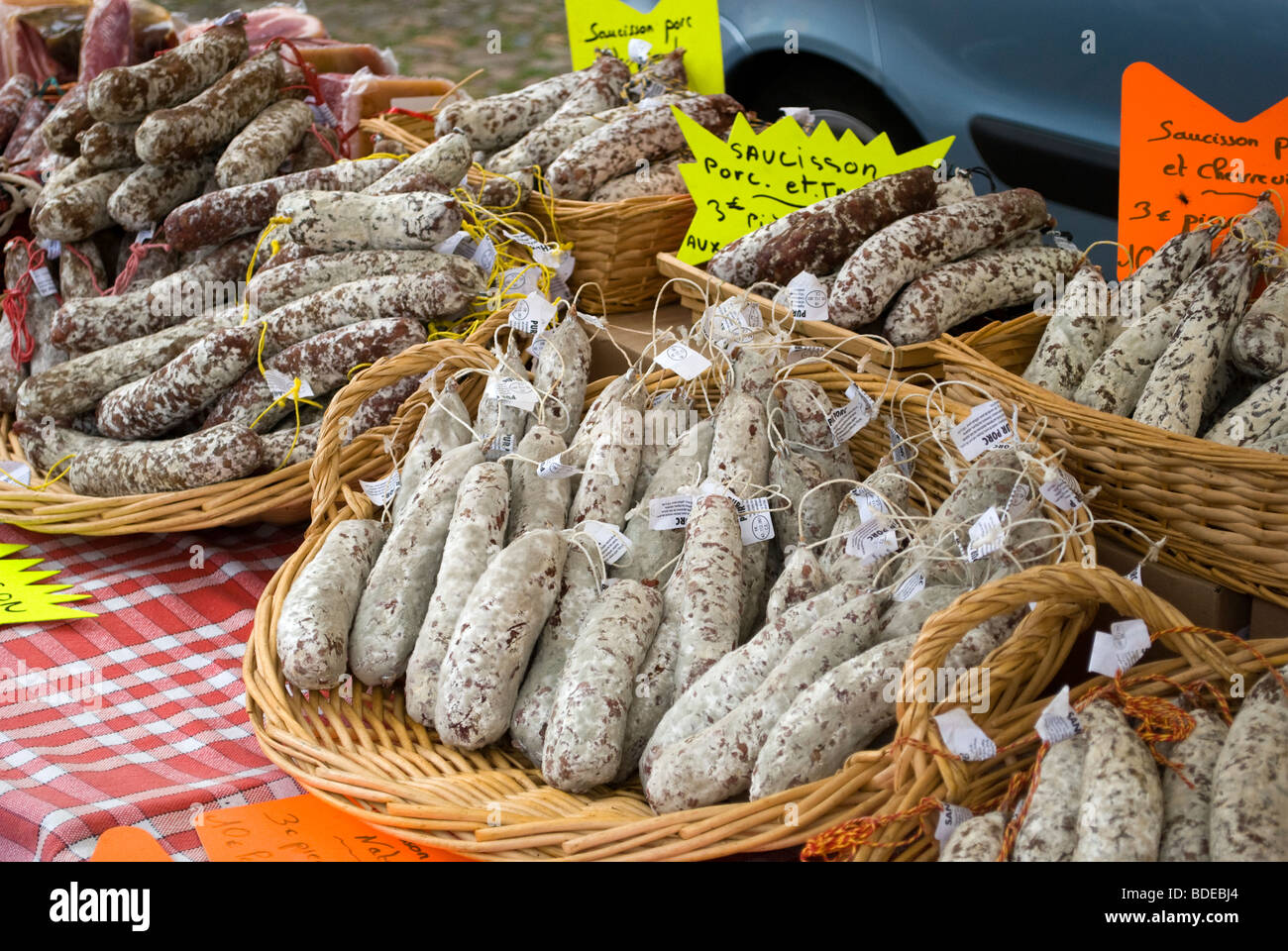 Salamine dans des paniers dans un marché à Najac, France. Banque D'Images