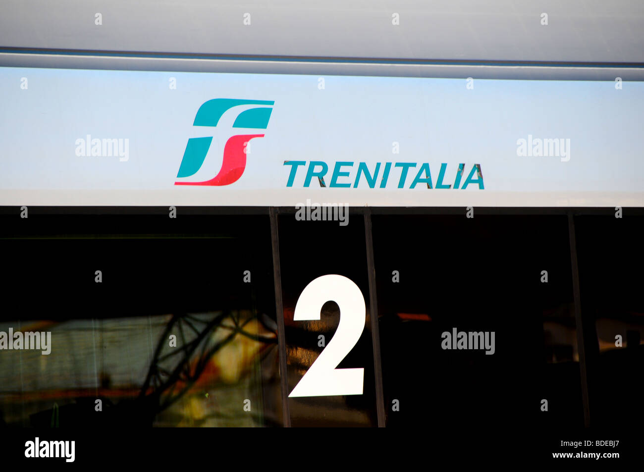 Train - chemins de fer italiens Trenitalia' - 'à la gare de Bologne, Italie Banque D'Images