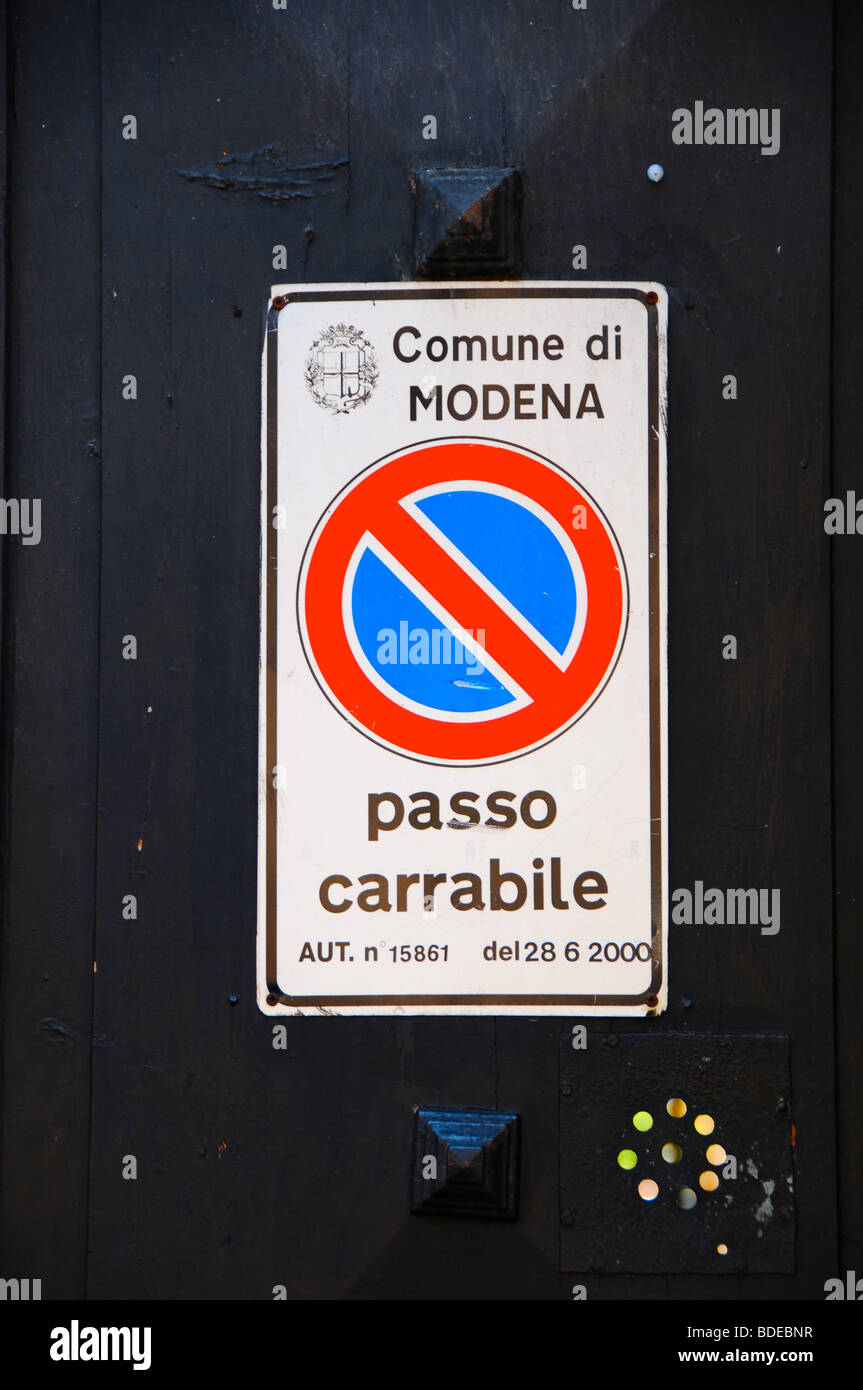 Mention 'passo carrabile' (accès nécessaires à l'édifice de l'autre côté trottoir) à Modène, Italie Banque D'Images