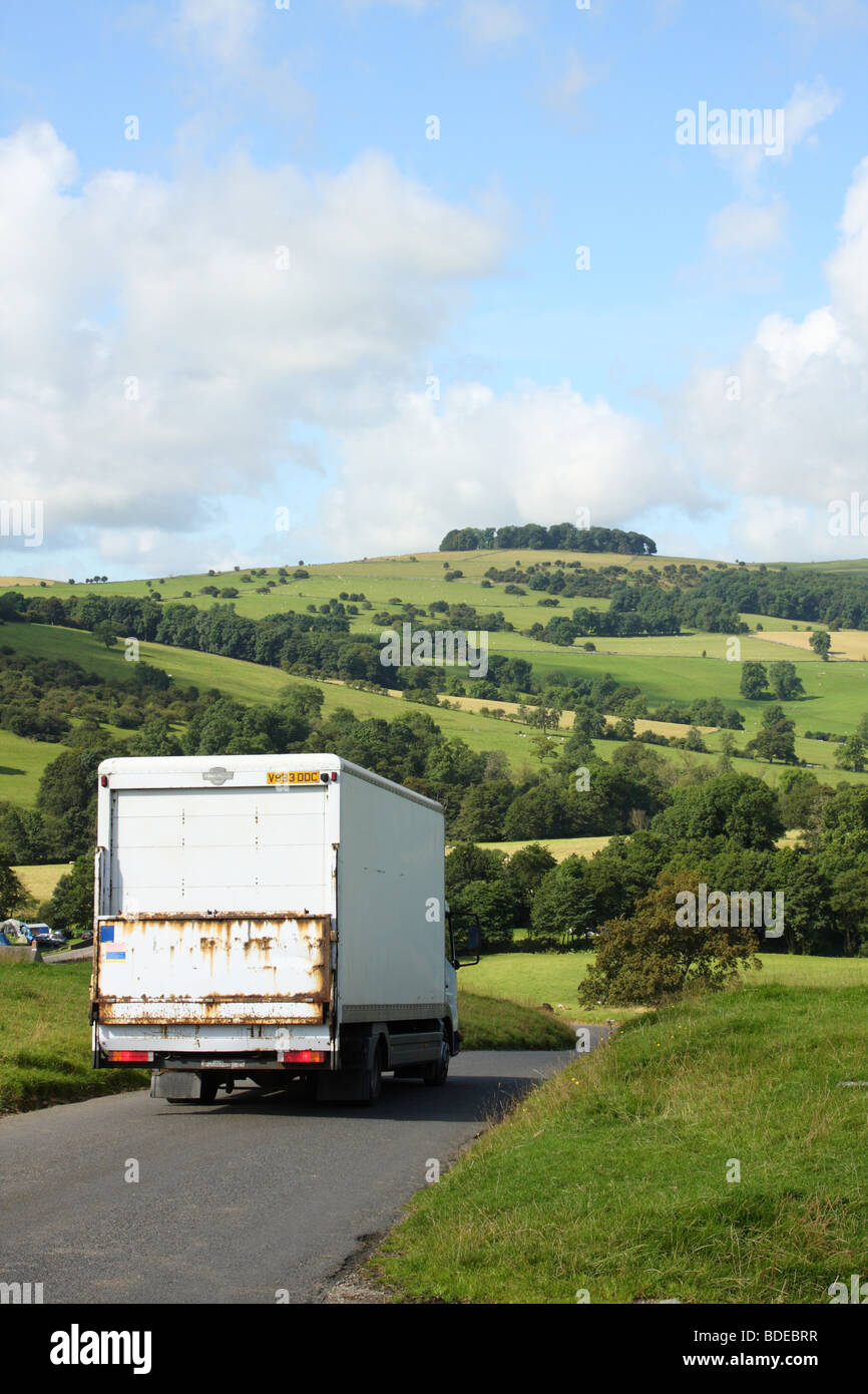 Conduire un camion de livraison dans le parc national de Peak District, Derbyshire, Angleterre, Royaume-Uni Banque D'Images