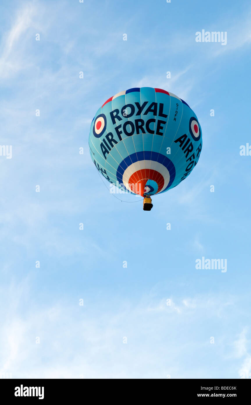 Royal Air Force hot air balloon prises le jour de l'été contre un ciel bleu à la Bristol Balloon Fiesta 2009 uk Banque D'Images