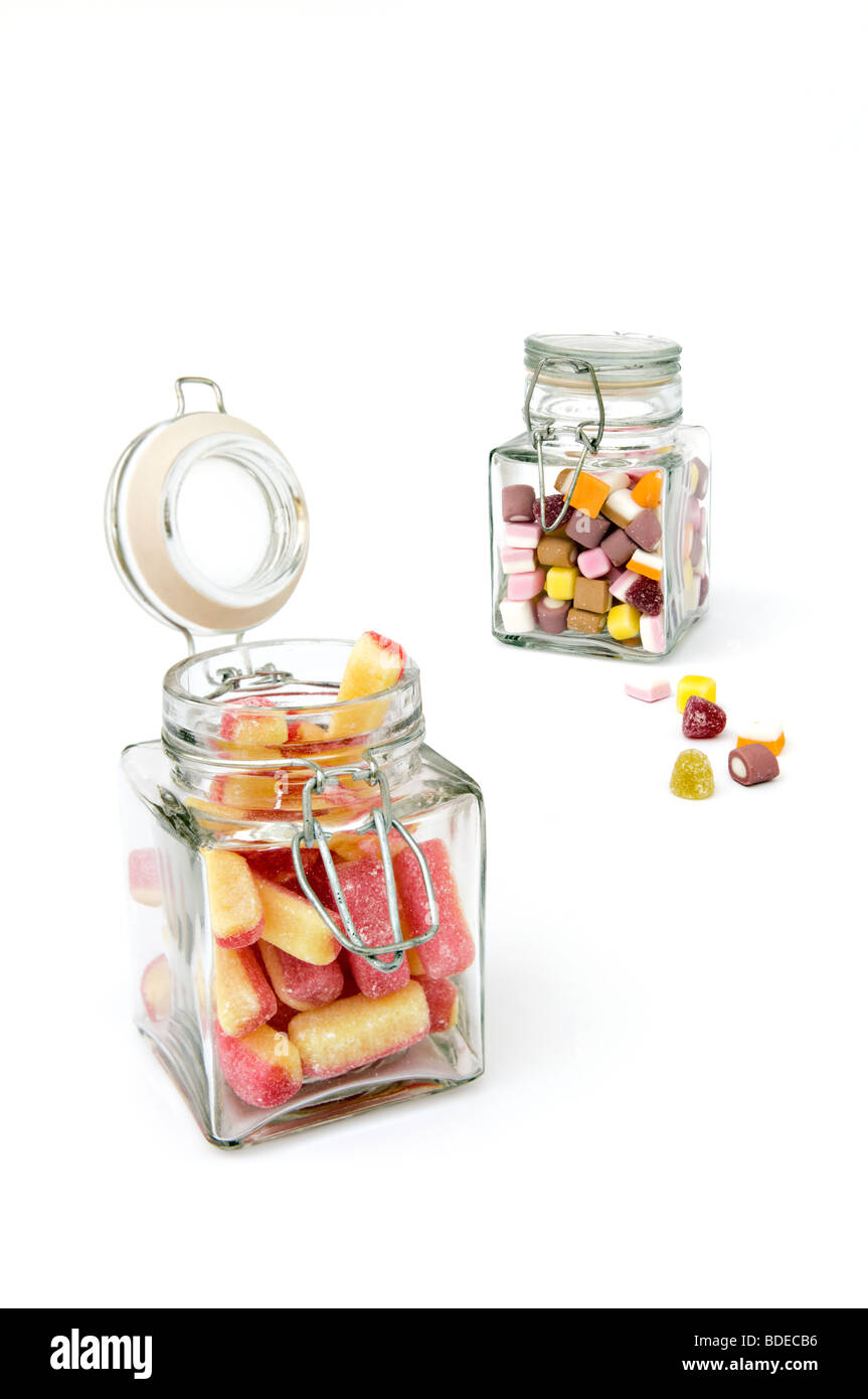 Studio shot of sweets dans deux pots en verre sur un fond blanc. Banque D'Images