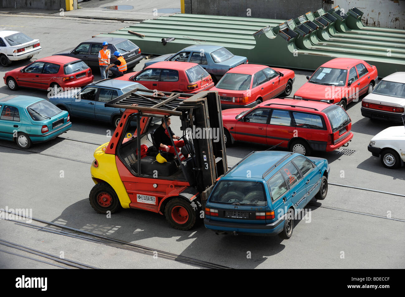 Allemagne , Hambourg de chargement pour exportation vers l'Afrique Bénin Cotonou à bord d'un navire dans le port de Hambourg, vieille Volkswagen Passat VW transportés par chariot élévateur Banque D'Images