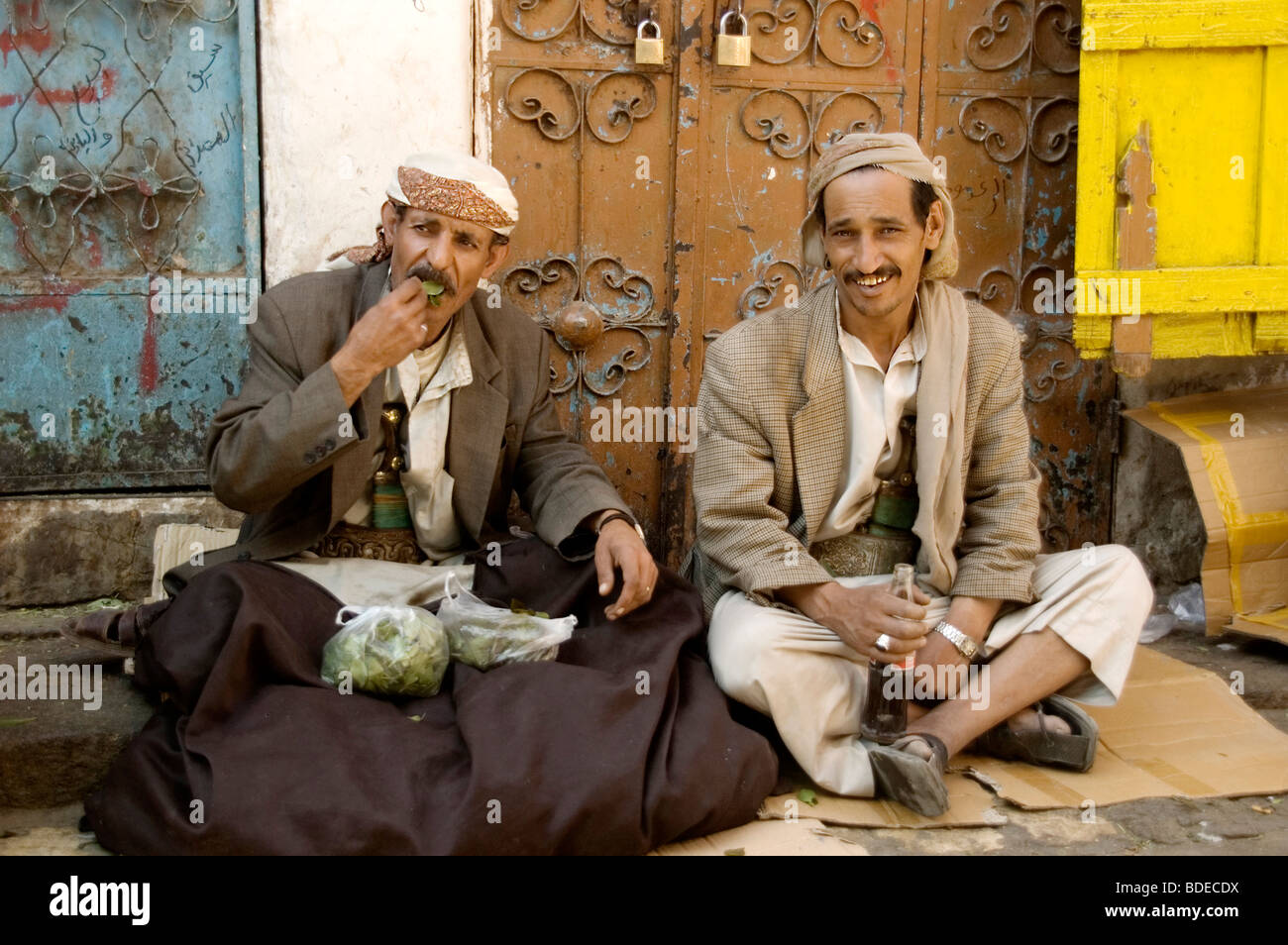 Un portrait de deux marchands de khat, la vente des sacs de légumes à croquer et stimulant drogue légale, dans le vieux marché à Sanaa, Yémen. Banque D'Images