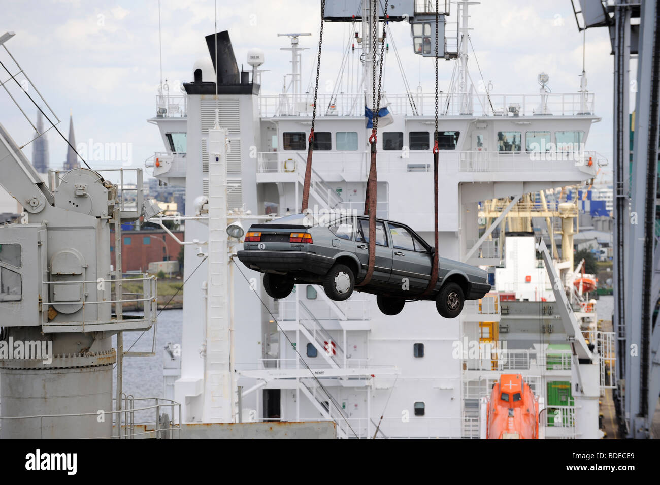 Allemagne , Hambourg de chargement pour exportation vers l'Afrique Bénin Cotonou à bord d'un navire dans le port de Hambourg, vieille Volkswagen VW accroché au crane Banque D'Images