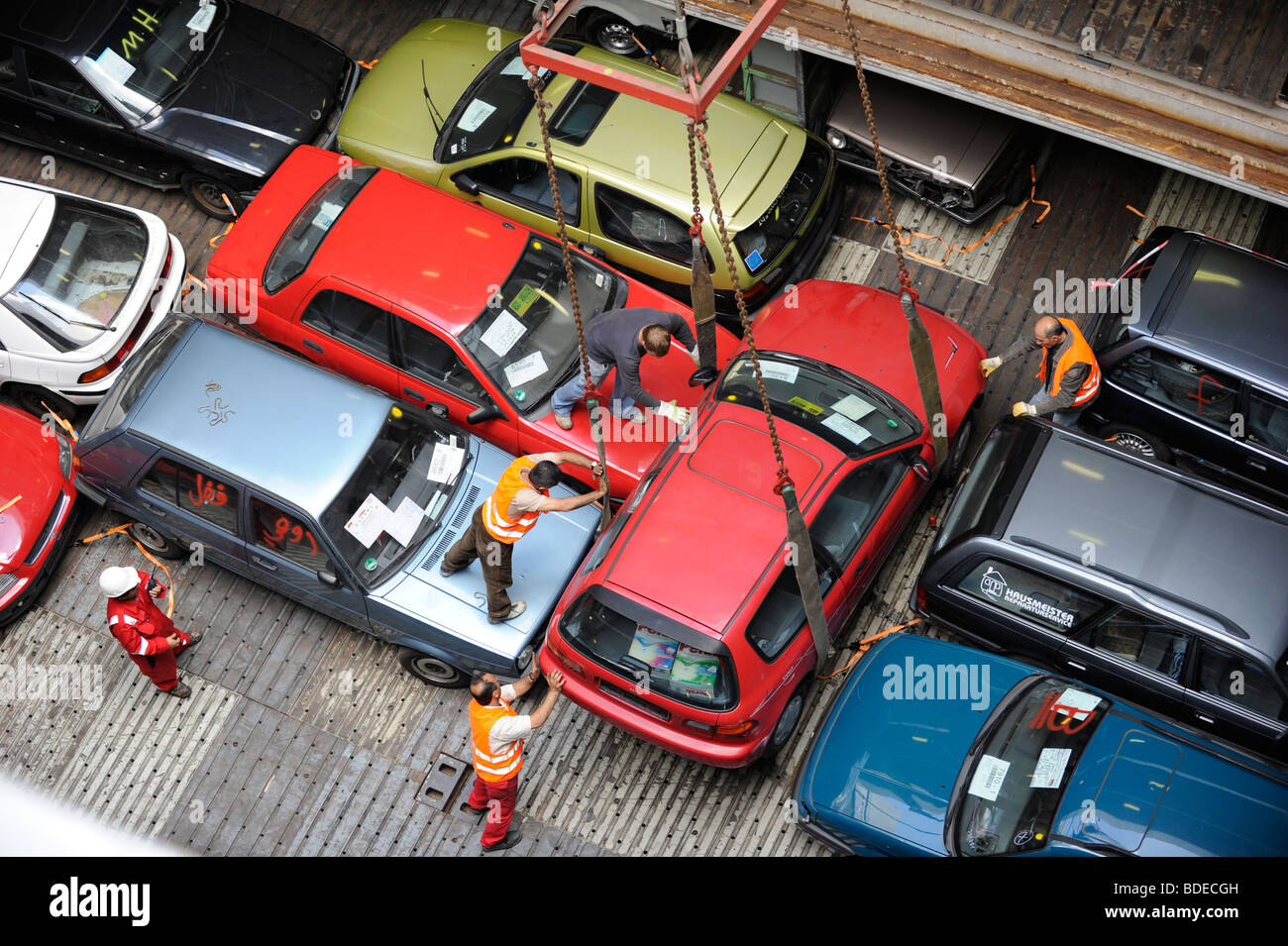 Allemagne Hambourg , chargement de voitures d'occasion pour l'exportation vers l'afrique Cotonou Bénin à bord d'un navire dans le port de Hambourg comme vieux usagé Volkswagen VW Golf Banque D'Images