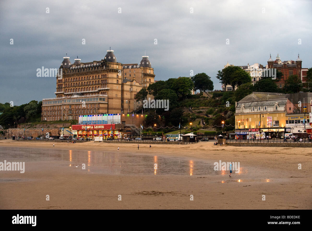 Grand Hotel et le théâtre futuriste à bord de Scarborough, Yorkshire du Nord Banque D'Images