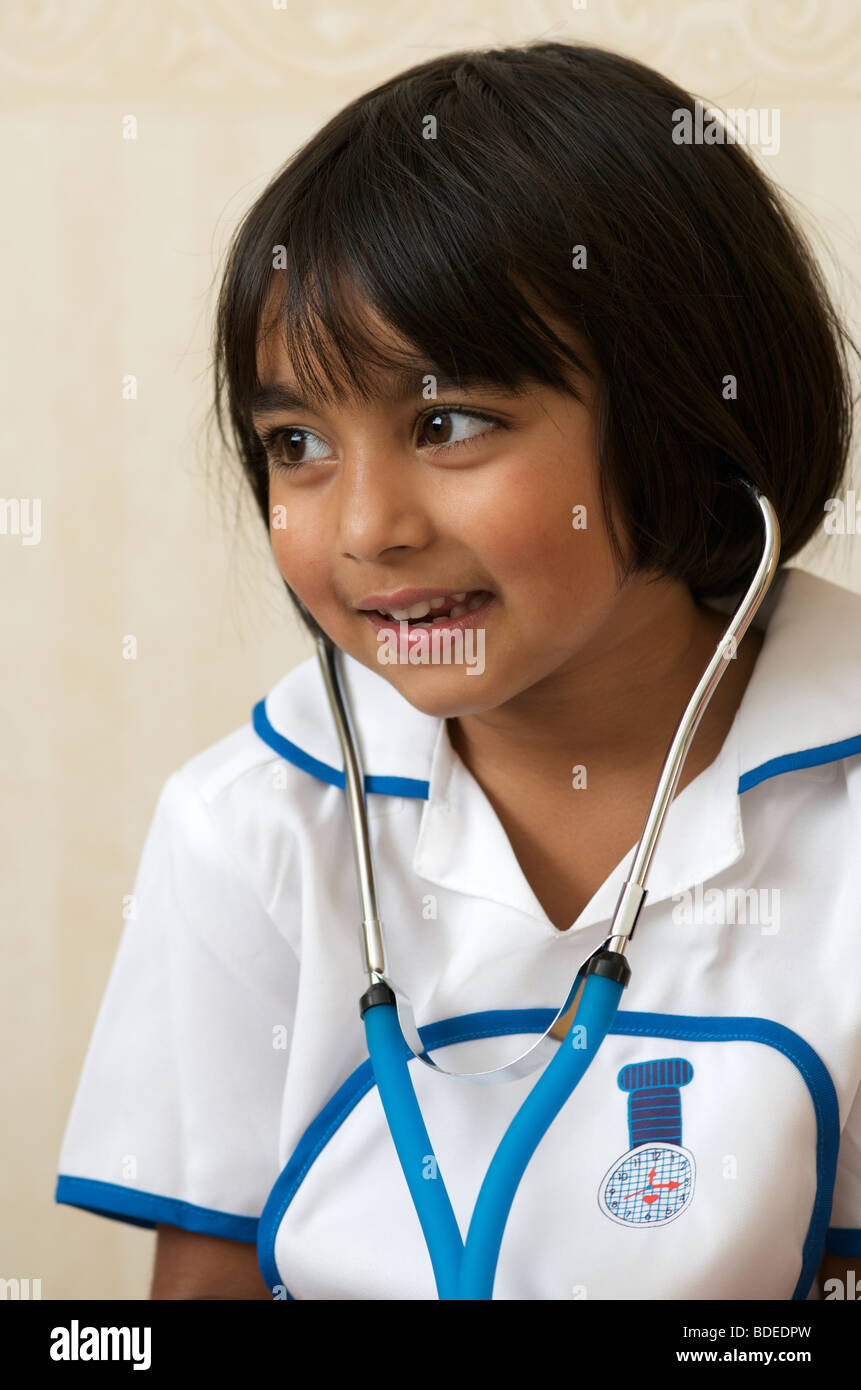 Enfant d'une infirmière costume play with a stethoscope Banque D'Images