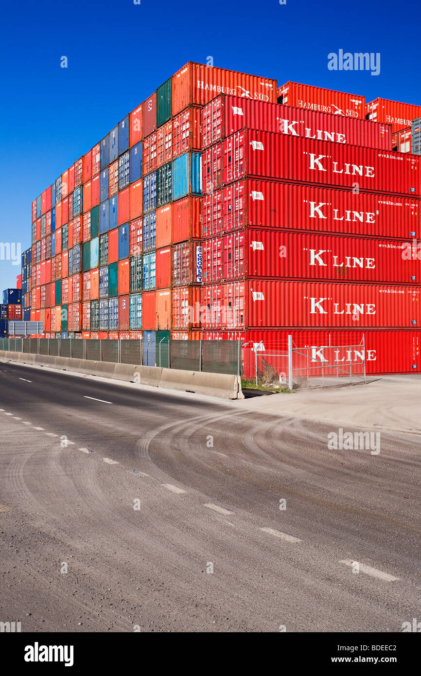 Voyage / l'industrie des conteneurs d'expédition empilées dans un terminal à conteneurs du port.Le "Port de Melbourne Australie Victoria'. Banque D'Images