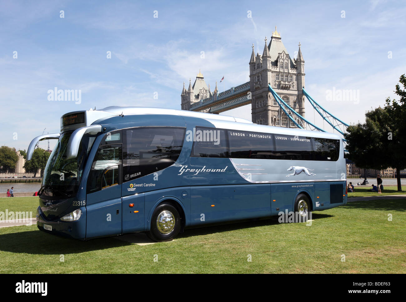 Greyhound bus exploités par Premier groupe en face de Tower Bridge à Londres, Royaume-Uni Banque D'Images