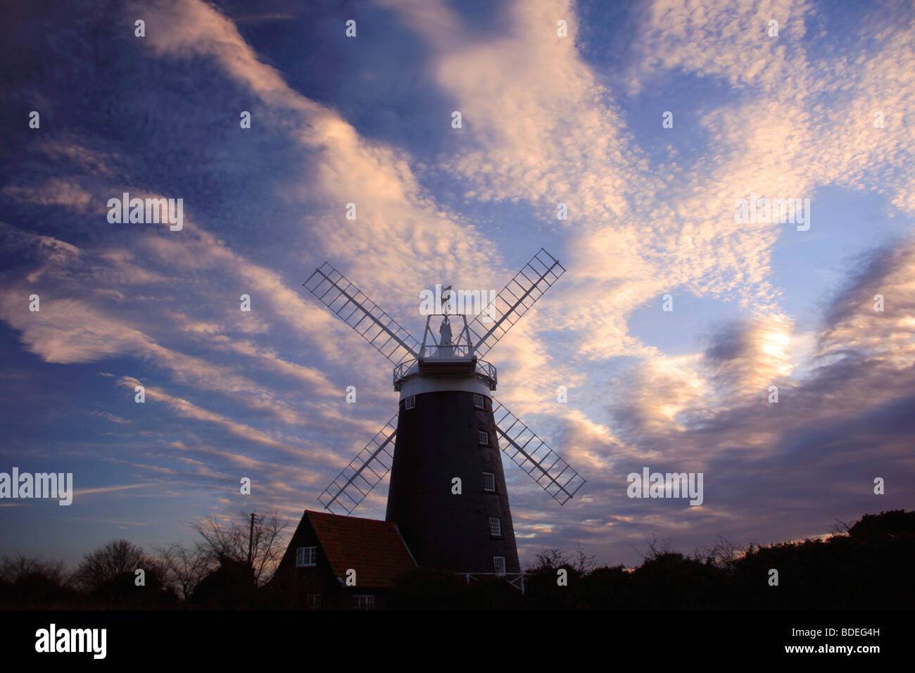 Les couleurs du crépuscule Burnham Windmill village au nord le comté de Norfolk en Angleterre La Grande-Bretagne Banque D'Images