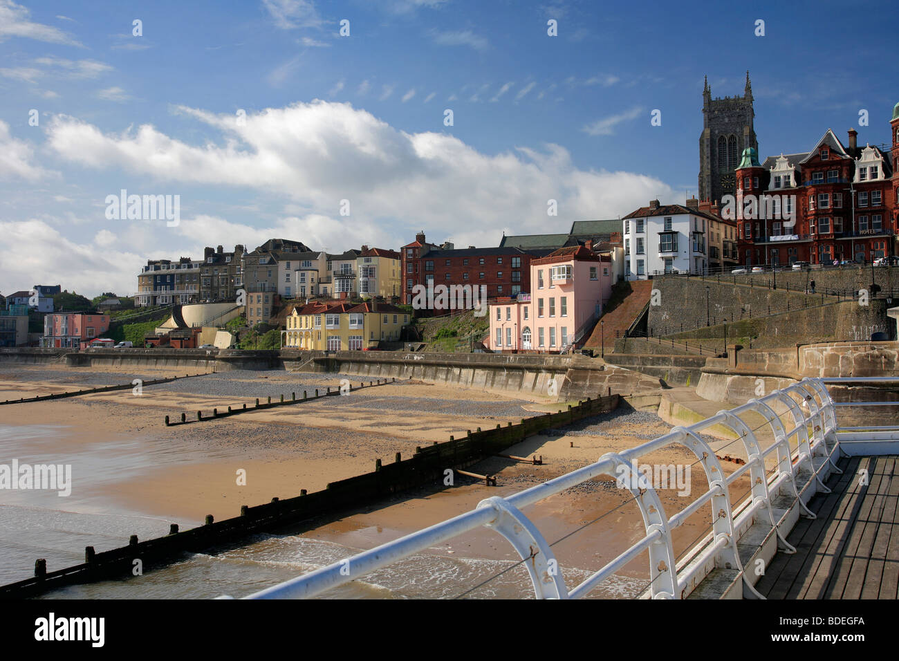Accroissement de la jetée victorienne et de la promenade de la côte nord du comté de Norfolk England UK Banque D'Images