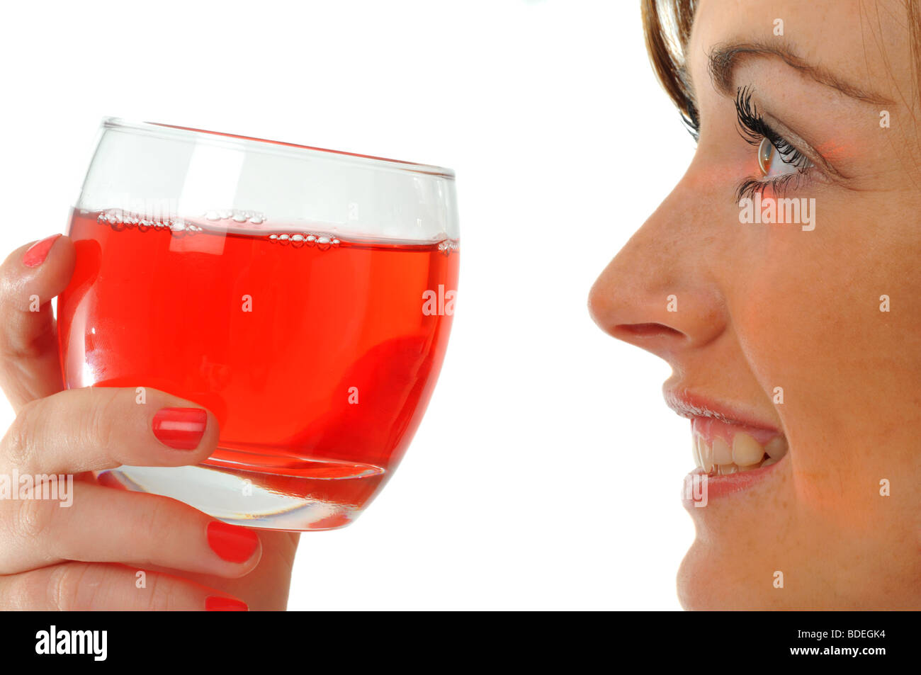 Le jus de canneberge, Femme tenant un verre de jus de canneberge Banque D'Images