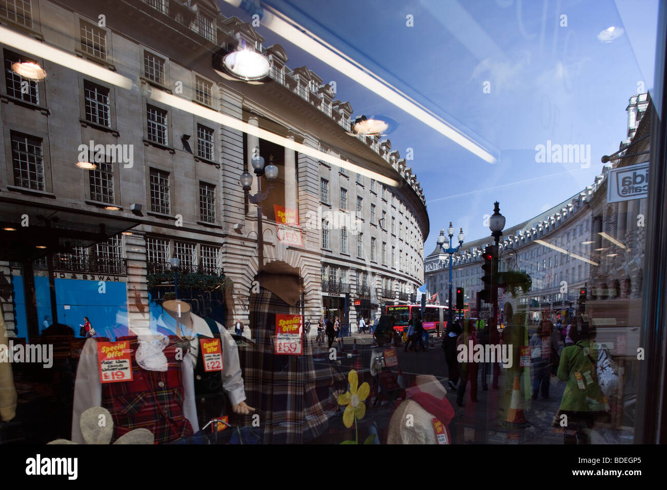 Réflexions sur une vitrine, Regent Street, Westminster, Londres, Angleterre, Royaume-Uni Banque D'Images