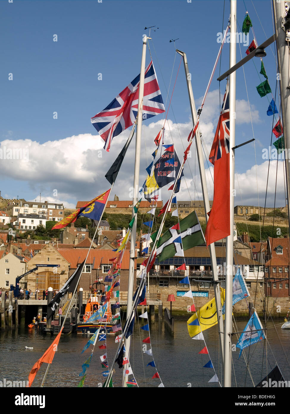 Whitby town vu par drapeaux et banderoles sur des yachts dans le port pour la 169e régate annuelle Août 2009 Banque D'Images